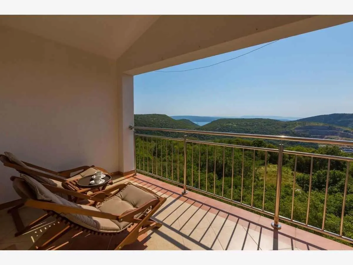 Apartment In Grizane 39410