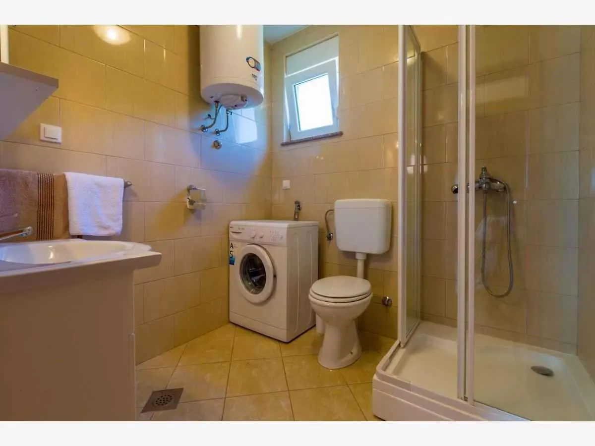 Apartment In Grizane 39410