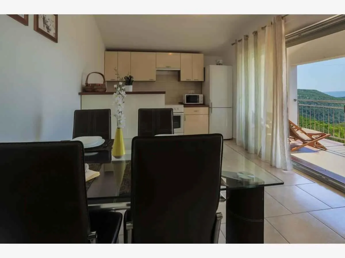 Apartment In Grizane 39410
