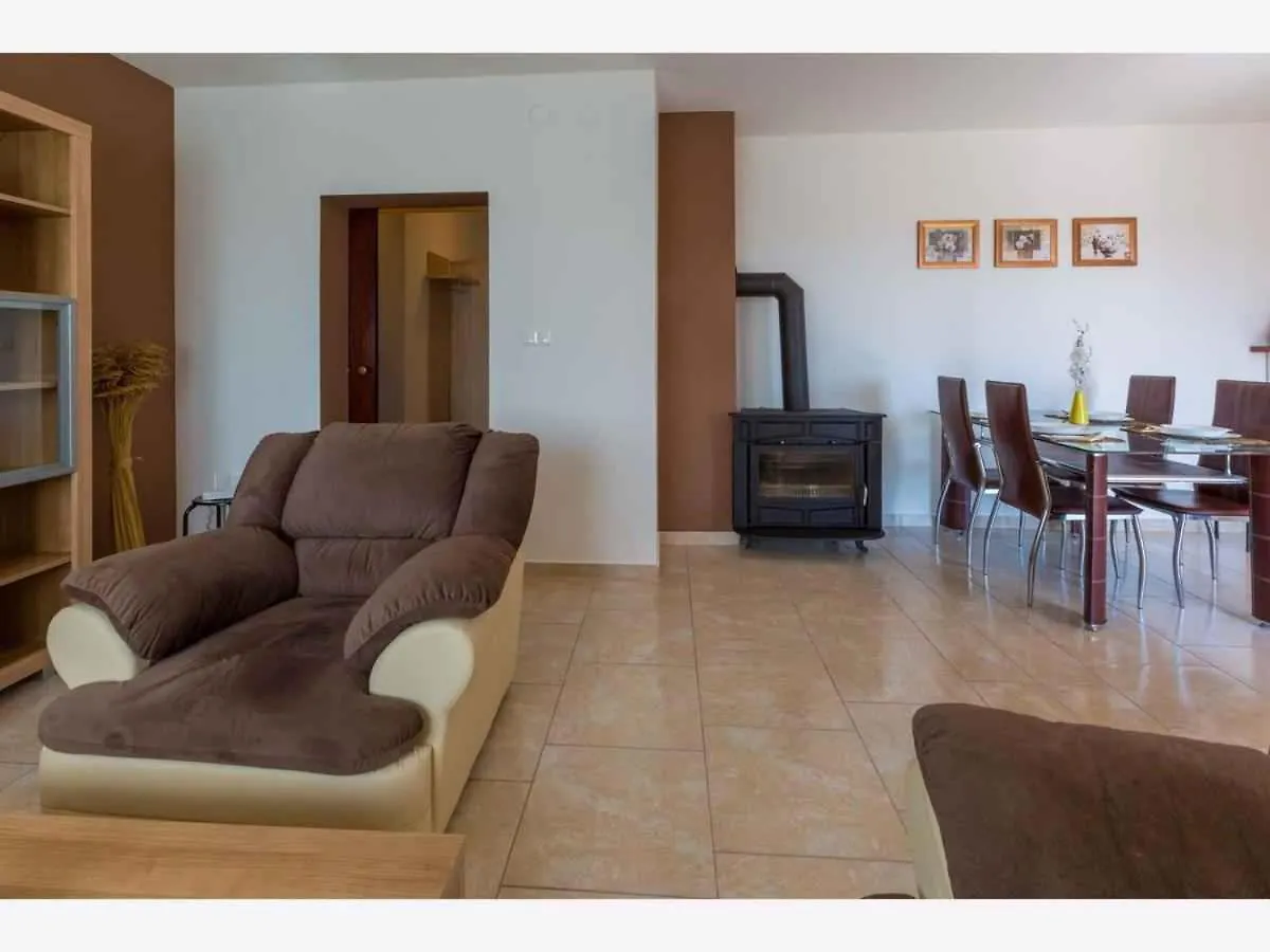 Apartment In Grizane 39410