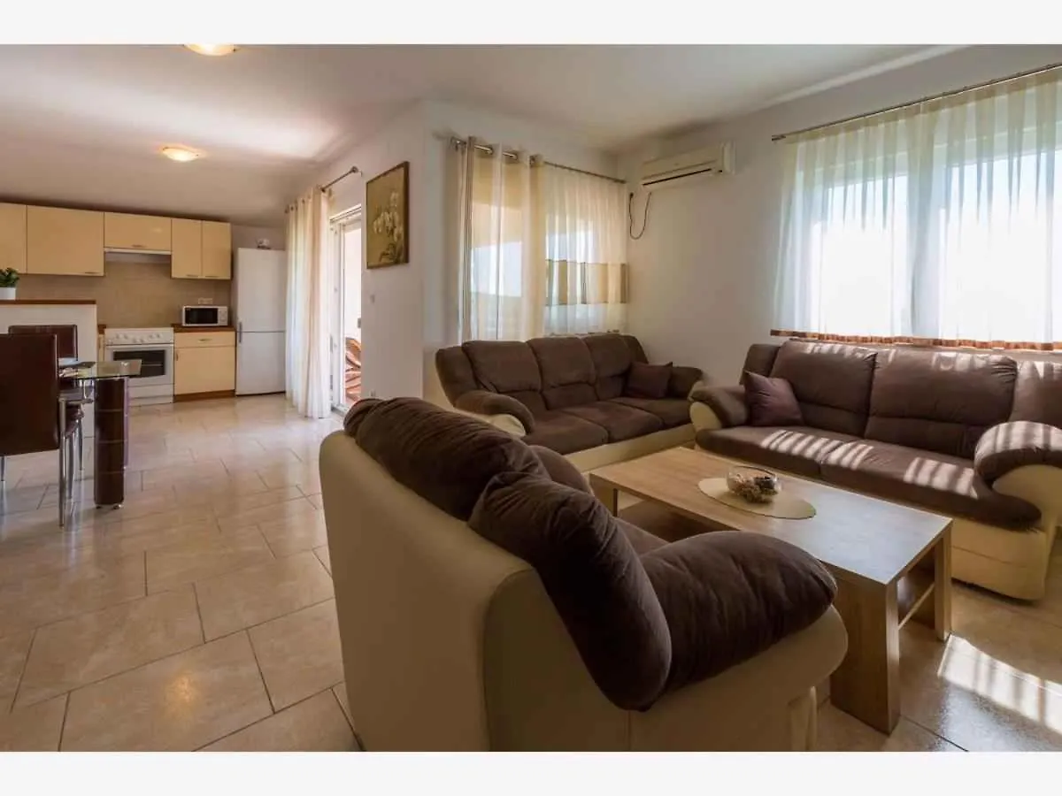 Apartment In Grizane 39410